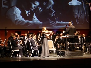 La ovación del público provocó dos 'bises' extras de la Unió Musical, donde Elena Berenguer volvió a interpretar "La Lista de Schindler"