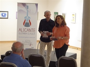 Malena Durán, coordinadora del V Máster de Guitarra Clásica de la Universidad de Alicante fue la encargada de dirigir la velada