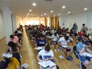 Estudiantes realizando la "selectividad" en las salas Ponent-Llevant de  l'Auditori