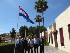 Los diplomáticos holandeses junto a Bernabé Cano, alcalde de La Nucía y Bart Gommans, concejal de Residentes Extranjeros, en la zona exterior del Consulado Móvil