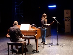 Una de las actuaciones musicales de la cantante Pepi Lloret y el pianista Ramón Lorente.