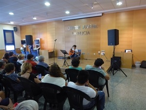 Actuación de guitarra española a cargo de uno de los miembros más jóvenes de la escuela