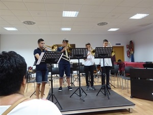 Interpretación con trombones por parte de los alumnos de l'Escola de Música de la Unió Musical de La Nucía