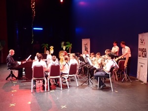 La banda de l'Escola de la Unió Musical de La Nucía, dirigida por Ramón Lorente, interpretó varias canciones infantiles para ambientar el festival