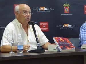 El escritor nuciero Manuel Sánchez durante la presentación de  “¿Quién Mató a don Braulio Montes?”