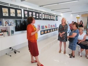 La profesora Silvia Granda en la inauguración de la exposición