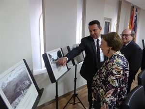 Carme Miquel junto a Bernabé Cano, alcalde de La Nucía, viendo fotos históricas del pueblo