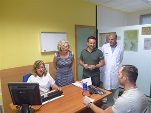 La directora gerente de Dpto. Salud Marina Baixa y Bernabé Cano, alcalde de La Nucía, visitando la nueva consulta médica de Pinar