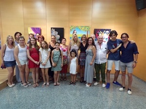 Los alumnos que participan en la exposición y su profesora Ofelia Jurado junto a Mª Jesús Jumilla, concejala de Juventud