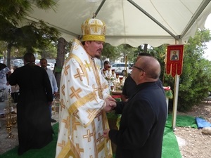 El obispo ortodoxo de París saludando a don Juan Manuel Cortés, párroco de La Nucía
