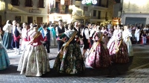 Al finalizar el recorrido, la reina, damas y algunos mayorales Bailaron las tradicionales danzas