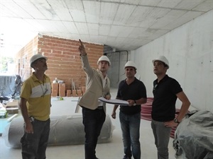 José Luís Campos, arquitecto, explicando los acabados interiores del edificio