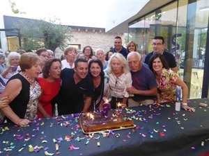 Los usuarios de la Casilla soplando la verla del tercer aniversario junto a Bernabé Cano, alcalde de La Nucía y Beatriz Pérez-Hickman, concejala de Tercera Edad