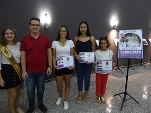 Los tres ganadores del IV Concurso de Instagram #LaNuciaEnFestes junto a Pepe Cano, concejal de Redes Sociales