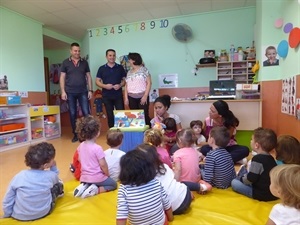 Bernabé Cano, alcalde de La Nucía y Sergio Villalba, concejal de Educación visitando una de las clases de l'Escola Infantil "El Bressol"