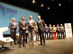 Bernabé Cano, alcalde de La Nucía, entregando un premio a Javier Maroto, vice scto. Nac PP junto a Juan Manuel Roa, organizador del congreso