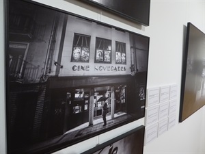 Las fotografías en blanco y negro de "Fila 7" transportan al espectador a los cine de sala única