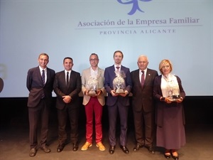Los tres premiados junto a César Sánchez, pte Diputación y Bernabé Cano, alcalde de La Nucía