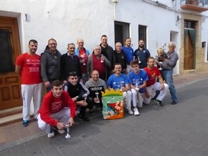 Foto final con todos los equipos campeones y subcampeones junto a Sergio Villalba, concejal de Deportes