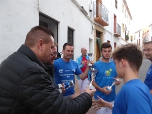 Sergio Villalba, concejal de Deportes, entrega los trofeso a l'Alfàs como subcampeones de primera