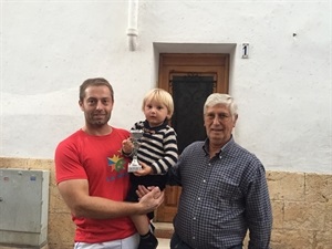 Tres generaciones de pilotaris se reunieron en el carrer Enmig de La Nucía el pasado sábado