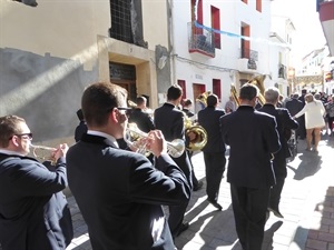 la banda de la Unió Musical de La Nucía cerrando la procesión