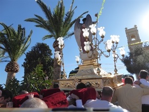 Los costaleros llegan a la Capelleta de Sant Rafel tras una intensa carrera