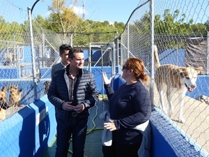 Miguel A. Ivorra, concejal de Urbanismo y Bernabé Cano, alcalde de La Nucía, visitando el Refugio de Animales