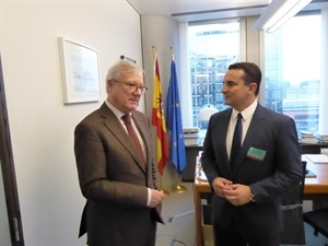 El vicepresidente del Europarlamento conversando con Bernabé Cano, alcalde de La Nucía