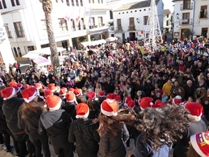 El Coro escolar del Colegio Sant Rafel actuando en la plaça Major esta mañana