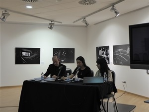 La presentación se dio junto a la exposición fotográfica "Fila 7", lo que la rodeó de un ambiente cultural