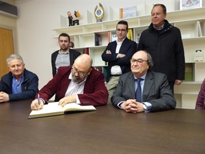Secretario Autonómico de Empleo y Director General del SERVEF firmó en el Libro de Honor de La Nucía