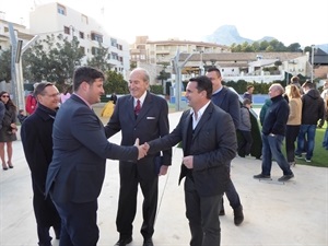 Bernabé Cano, alcalde de La Nucía, saludando a David Cal, 5 veces medallista olímpico