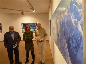Los concejales Gemma Márquez y Pedro Lloret junto a Francesc Sempere, viendo uno de los cuadros
