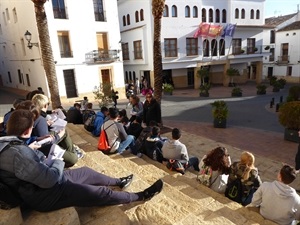 Ruta cultural de los alumnos del IES La Nucía en la plaça Major
