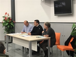 La reunión fue presidida por Rosario Rubio, pta. Urb. Pinar de Garaita, el administrador y Bernabé Cano, alcalde de La Nucía
