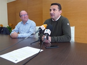Bernabé Cano, alcalde de La Nucía y Manuel Alcalá, concejal de Hacienda en la rueda de prensa