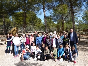 La clase de 6º A del Colegio P. Muixara de La Nucía en el Forestal Park junto a Bernabé Cano, alcalde de La Nucía y Sergio Villalba, concejal de Educación