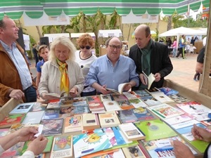 Los concejales Pedro Lloret, Beatriz Pérez-Hickman y Bart Gommans, en la VI Feria de Intercambio de Libros