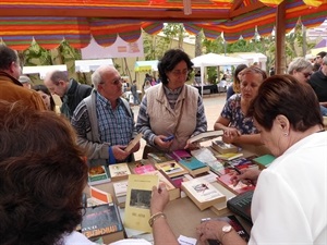 Gente de todas las edades y nacionalidades ha participado en la VI Feria de Intercambio de Libros de La Nucía