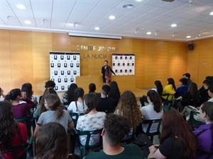 La escritora Paz Castelló encandiló a los alumnos con su gran oratoria