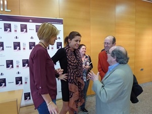 Paz Castelló dialogando con los concejales Pedro Lloret y Mª Jesús Jumilla