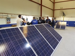 Los alumnos realizan prácticas reales con paneles solares