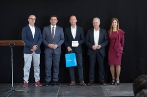 El premio al grupo Alzis, lo entregó Bernabé Cano como vicepresidente de la Diputación de Alicante