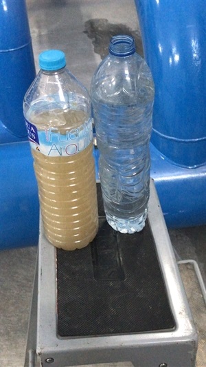 A los alumnos se les enseña el proceso de filtrado del agua potable para eliminar la turbidez del suministro