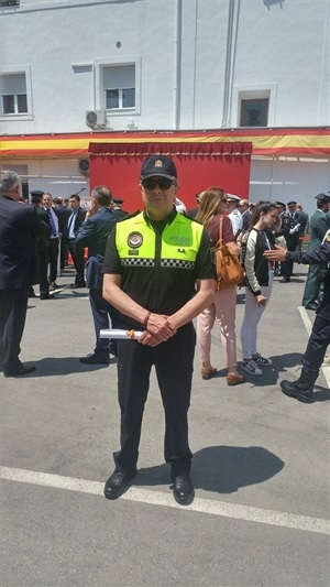 Pedro Lloret, agente de la Policía Local de La Nucía, con su distinción