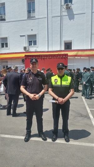 El agente Pedro Lloret, junto a Javier Burrueco, Jefe de la Policía Local de La Nucía