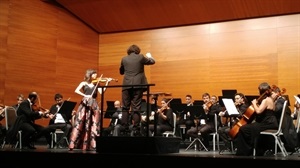 La Orquesta Sinfónica de Elche y la violinista Elina Rubio en pleno concierto