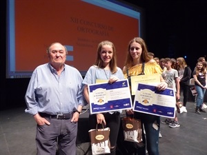 Las ganadoras del concurso de microrrelatos Aida Mira y Jero Arranz, junto a Pedro Lloret