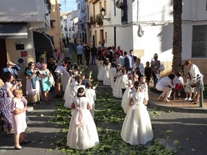 Salida de la procesión de Corpus Cristi por el carrer La Llosa